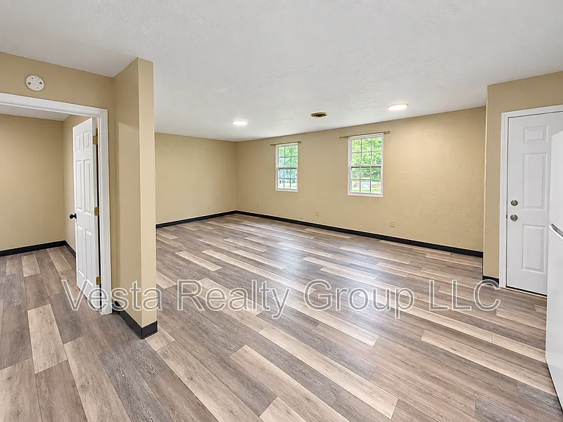 2 bed, 1.0 bath, 942 sqft, $1,200 — Photo 3