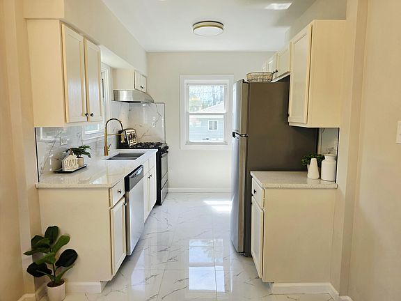 5th image of 266 Johnson St