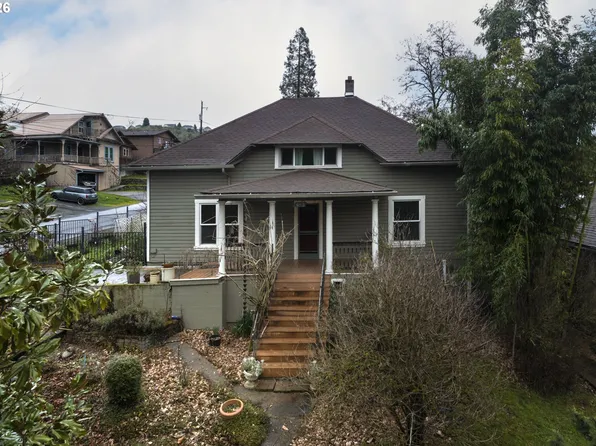 693 NE Winchester St, Roseburg, OR 97470