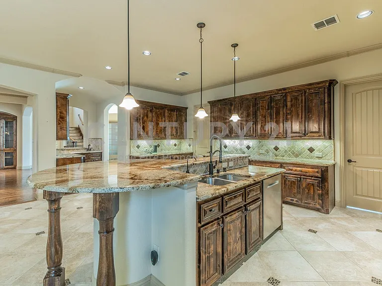7565 Rawlins Ln — Photo 9