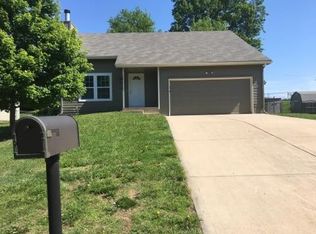 447 Hithergreen Dr, Lansing, KS 66043
