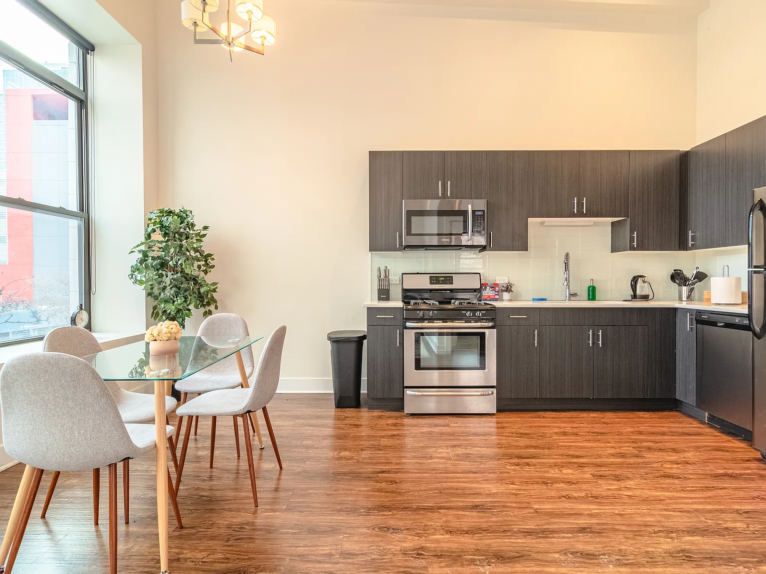 3 bed, 950 sqft, $3,100 — Photo 2