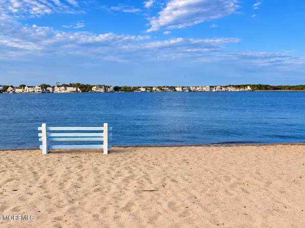 8 Frankies Lane, Toms River, NJ 08753