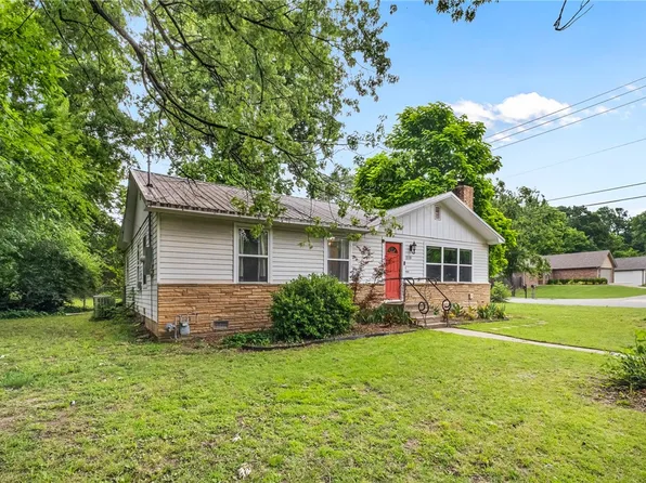 2110 W Holly St, Fayetteville, AR 72703