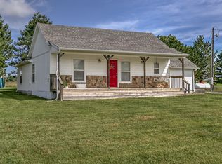 20056 82nd St, McLouth, KS 66054