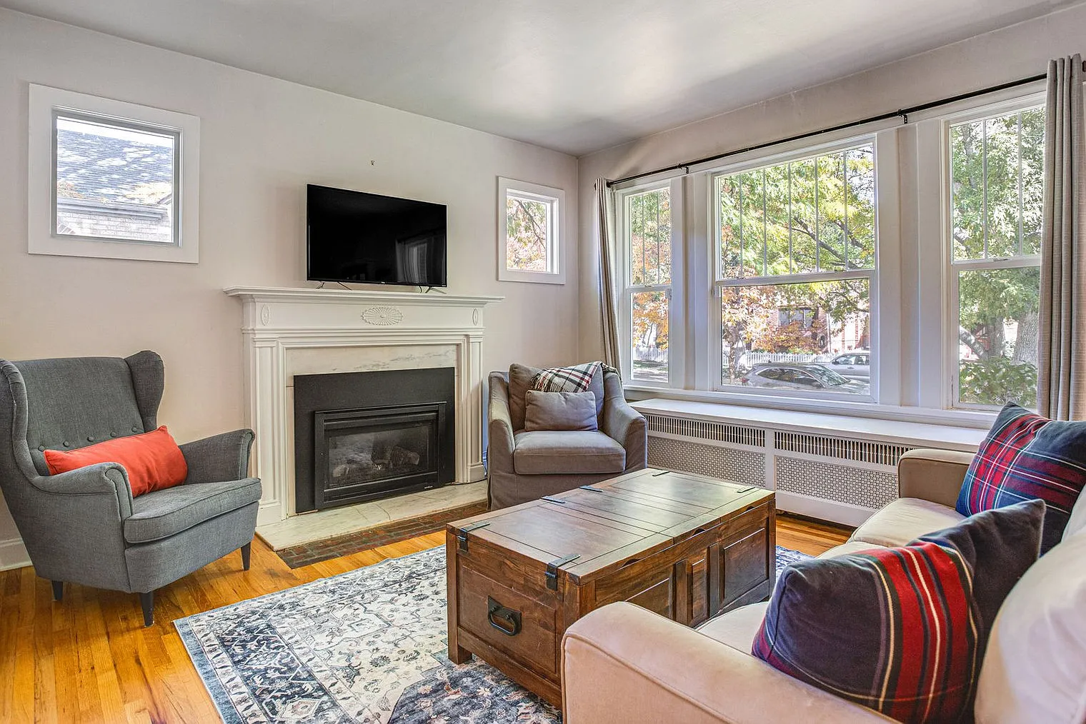 3 bed, 2.0 bath, 2787 sqft, $6,031 — Photo 2