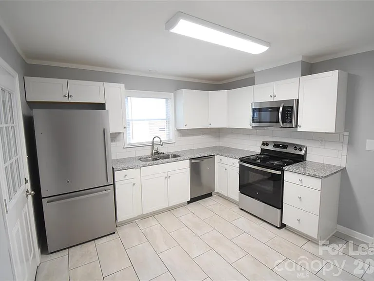 924 Edgegreen Dr — Photo 4
