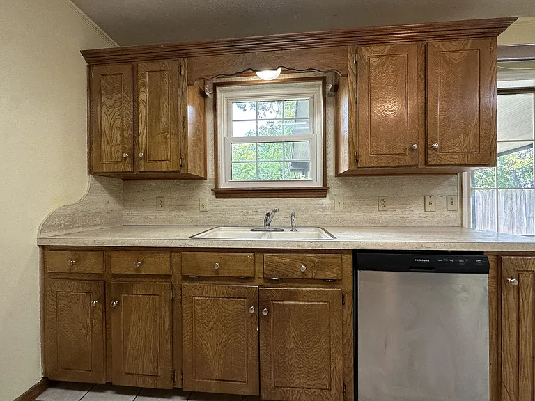 3811 Elizabeth St — Photo 2