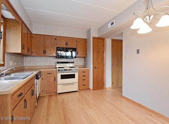 4th image of 15146 Evergreen Dr APT 2A