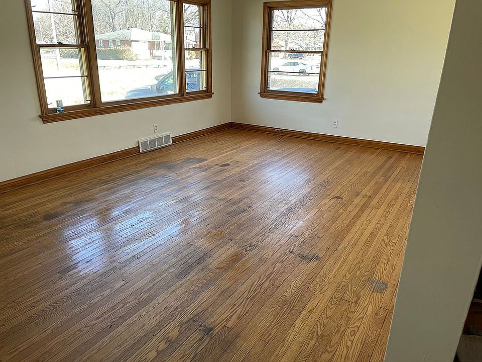 2nd image of 4900 Oak Park Dr
