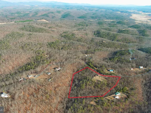 8 Fairview Dr, Burlington, WV 26710