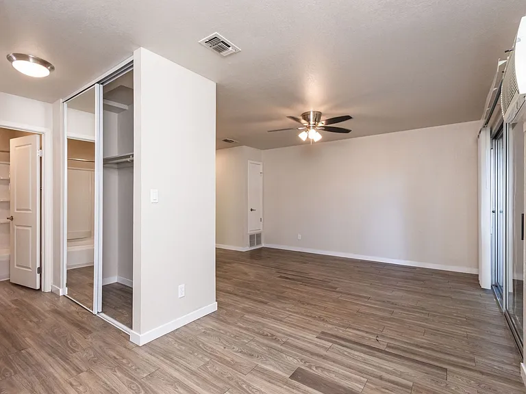 Riverbend Apartments — Photo 10