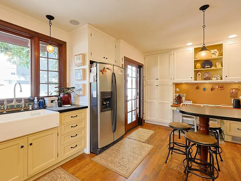 1027 Adella Ave — Photo 10