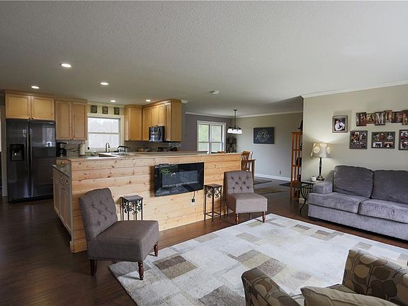 3rd image of 240 Glen Cir