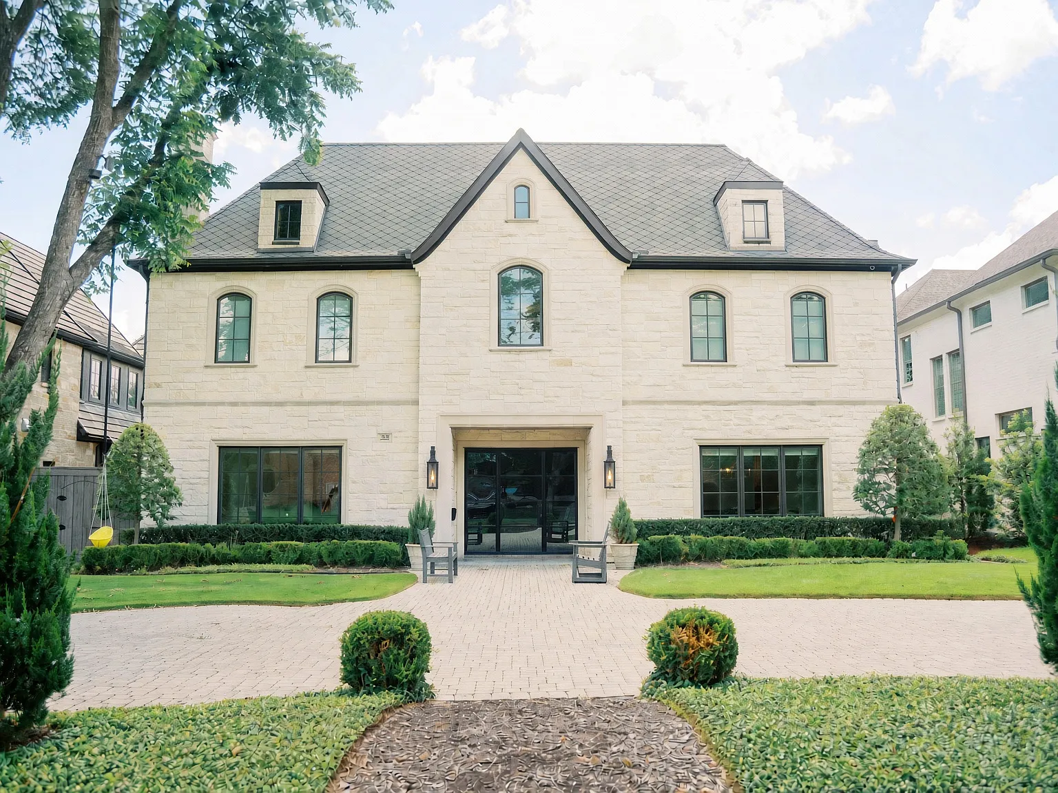 4 bed, 6573 sqft, $30,000 — Photo 2