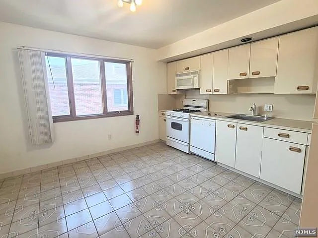 261 Highland Ave #2 — Photo 6