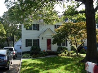 11 Bayside Ave, Port Washington, NY 11050