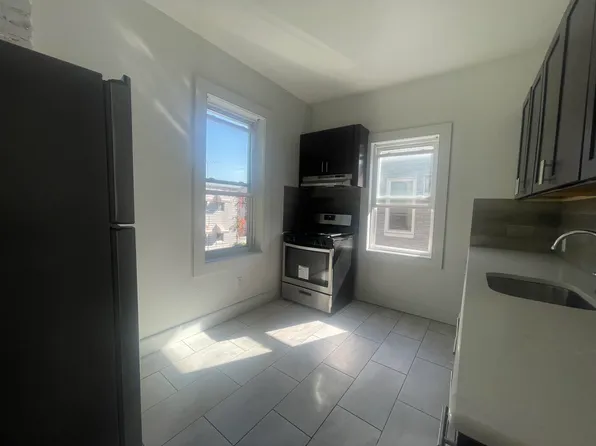 18 Warner Avenue image 3 of 15