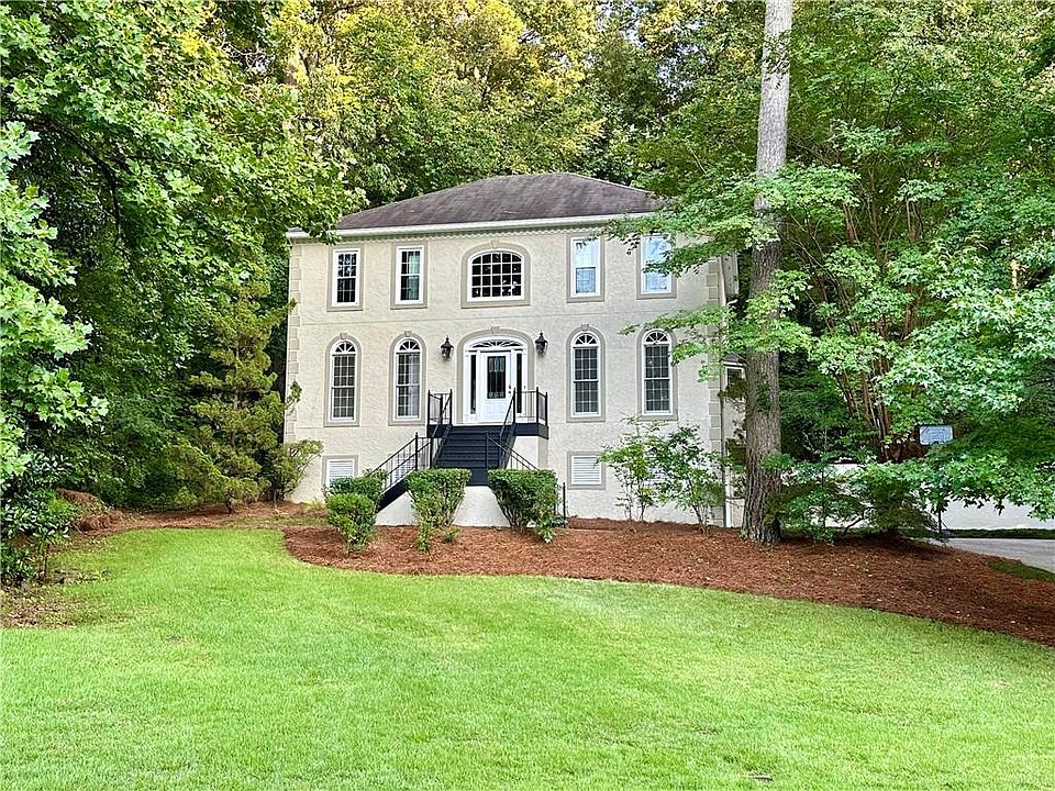 1st image of 320 Kings Ct NE