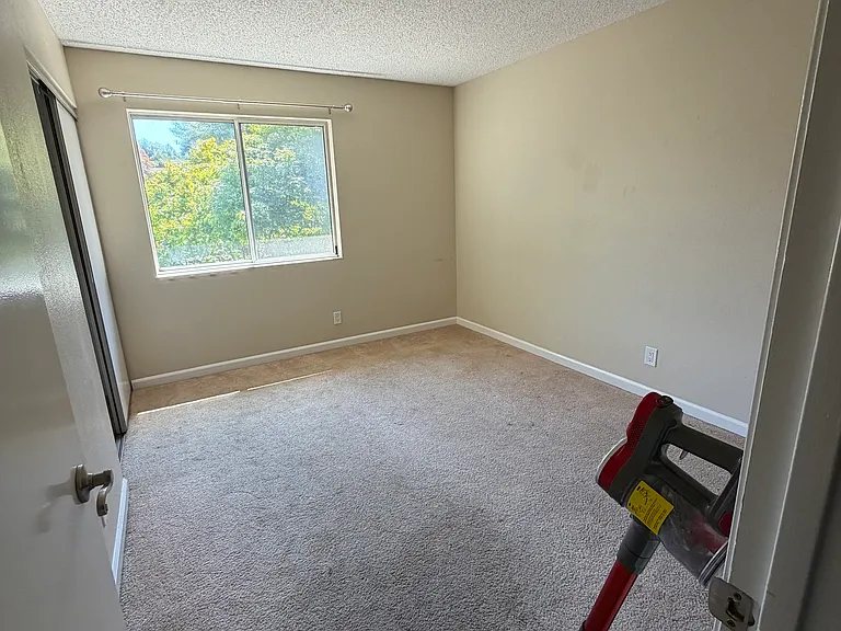 21 Regents Cir — Photo 1