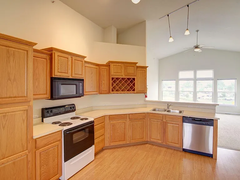 Scholar's Quad Collegiate Apartments — Photo 43
