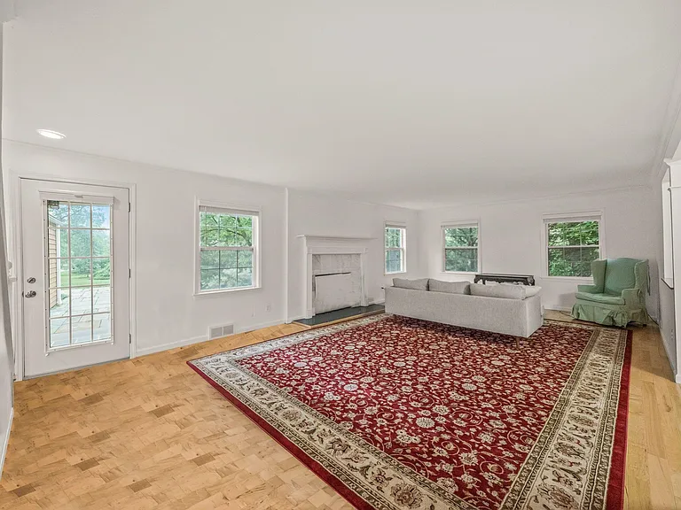 27180 Wellington Rd — Photo 8