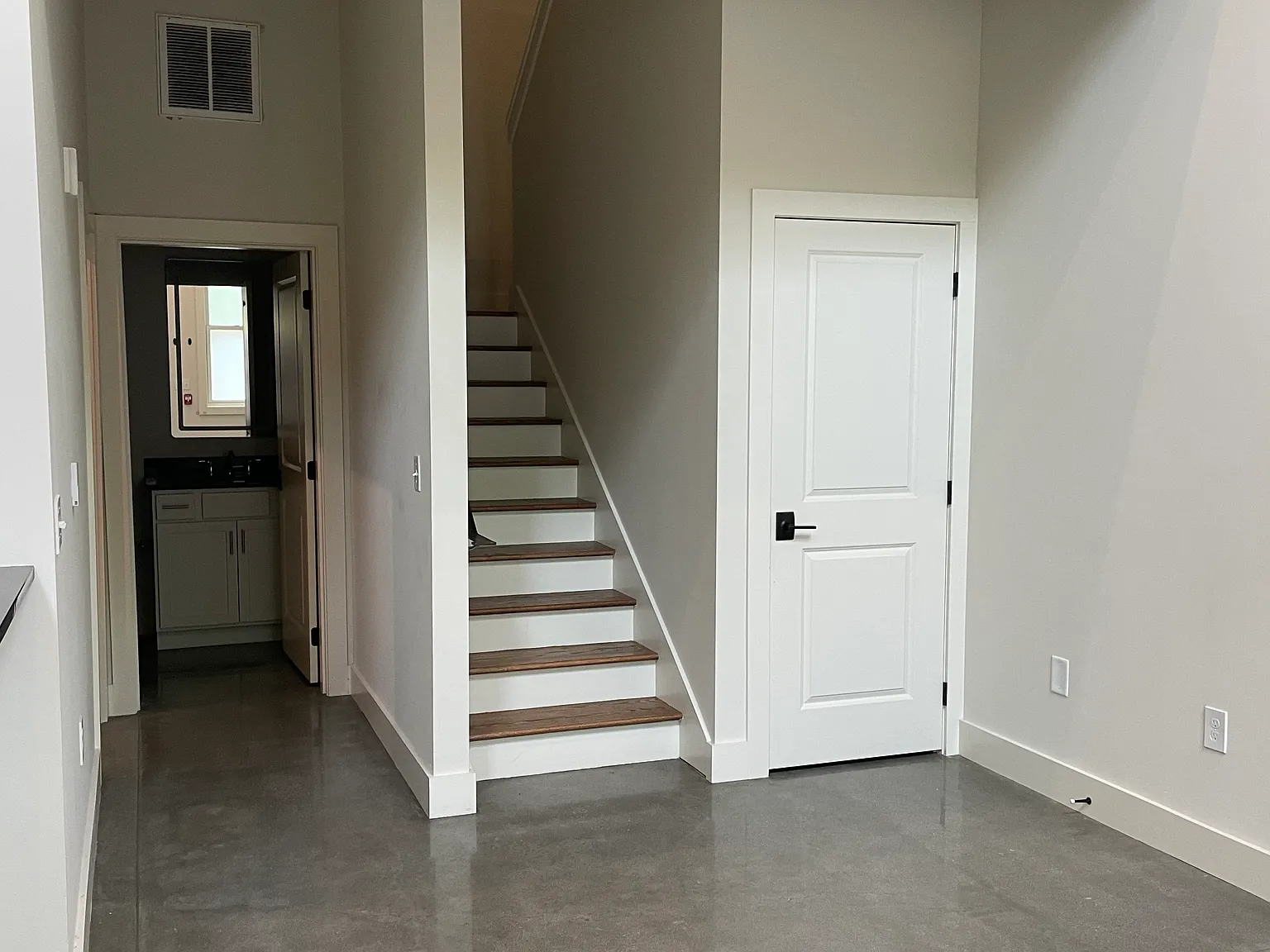 2 bed, 1050 sqft, $2,100 — Photo 3