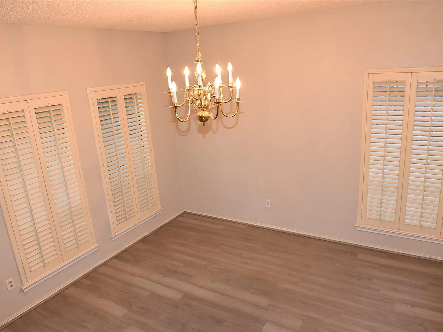 4 bed, 2.5 bath, 2672 sqft, $2,400 — Photo 4
