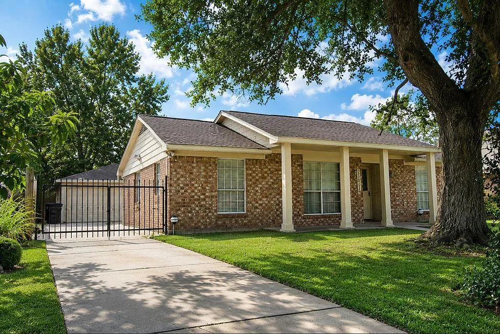 3 bed, 2.0 bath, 1724 sqft, $2,000 — Photo 2