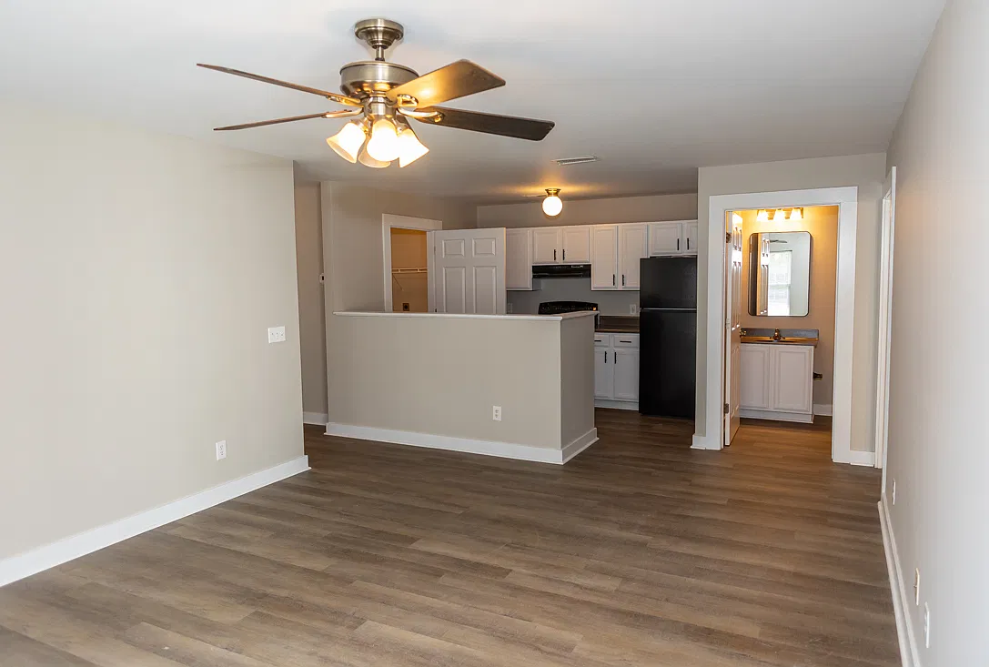 080-01: East Harper Ave Apartments - 211 - 40% — Photo 1