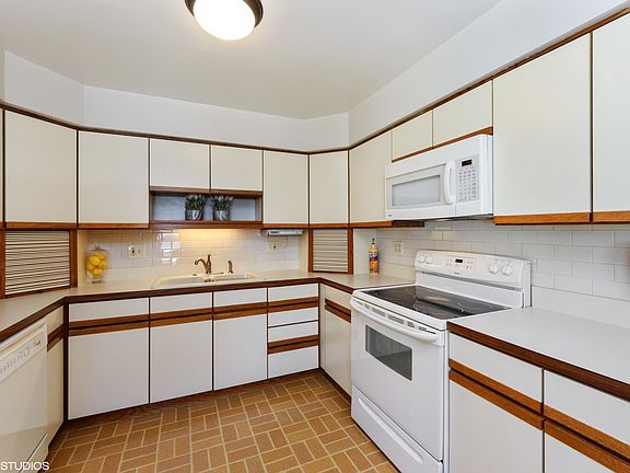 4th image of 164 Ashland Ave