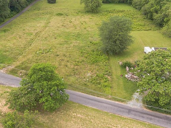 2nd image of 401 Bryants Nursery Rd