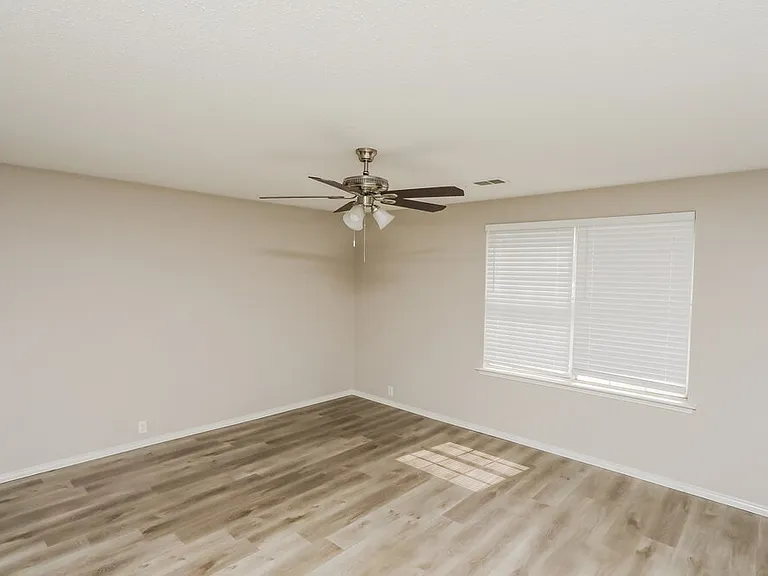 1919 Berkeley Dr — Photo 10