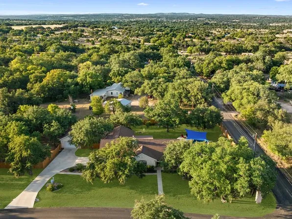 100 Winding Oak Dr, Johnson City, TX 78636