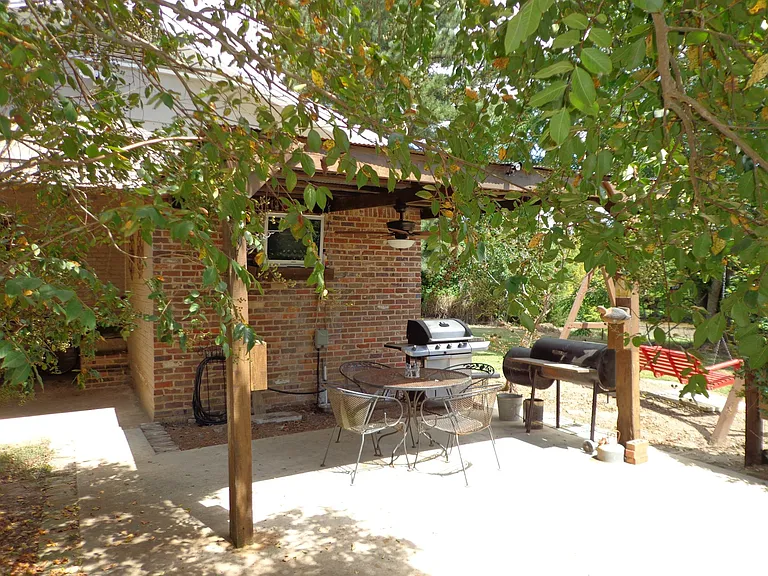 2702 Crawford Rd — Photo 2