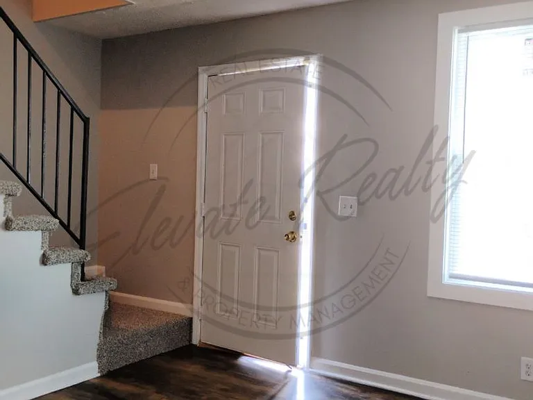 2437 Woodale Ln — Photo 8
