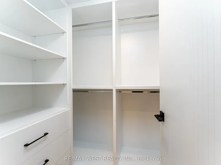 510 Wellington Cres — Photo 32