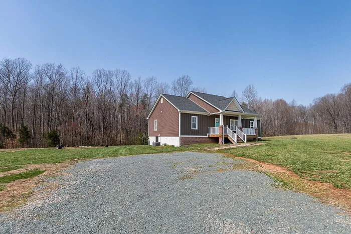 3 bed, 2.0 bath, 1600 sqft, $2,400 — Photo 3