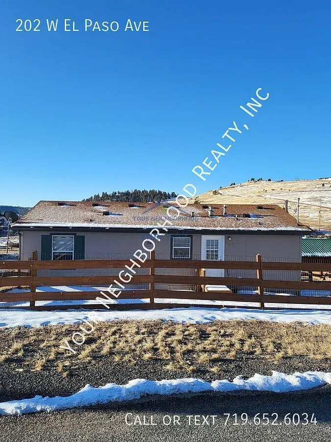 Building Photo - 202 W El Paso Ave
