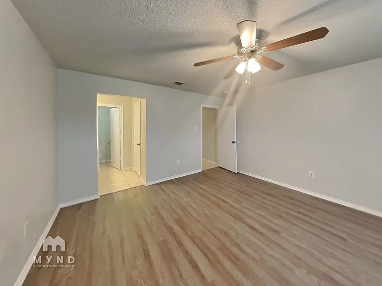 303 N Eastern St #B — Photo 11