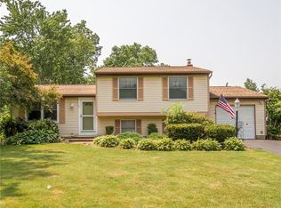 13 Donlin Dr, Rochester, NY 14624