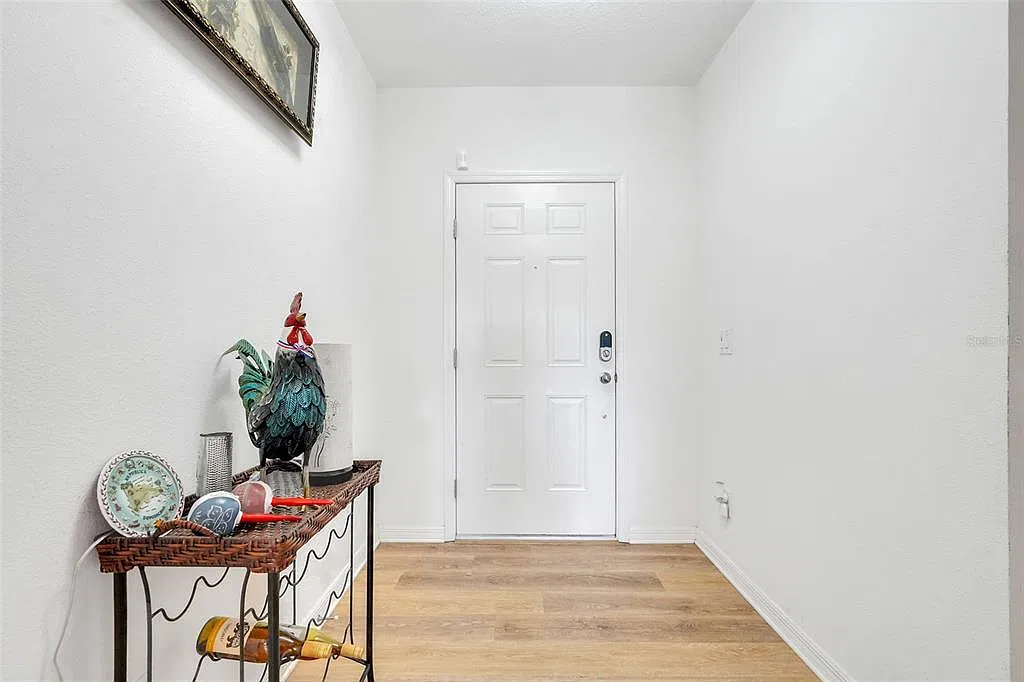 5 bed, 3.5 bath, 2607 sqft, $2,700 — Photo 2