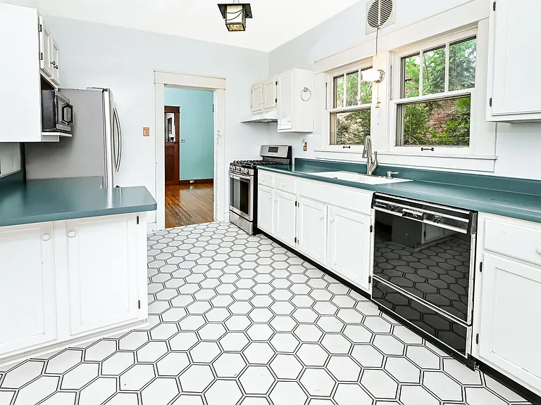 1403 S Walnut St — Photo 16