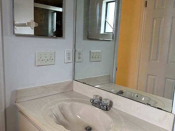 5th image of 831 Acorn Ln