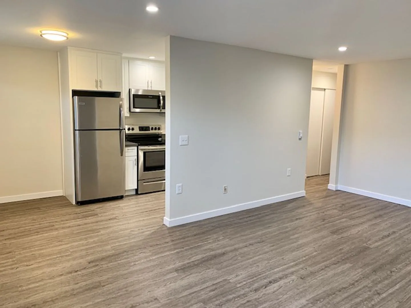 Raphael Court Apartments — Photo 4
