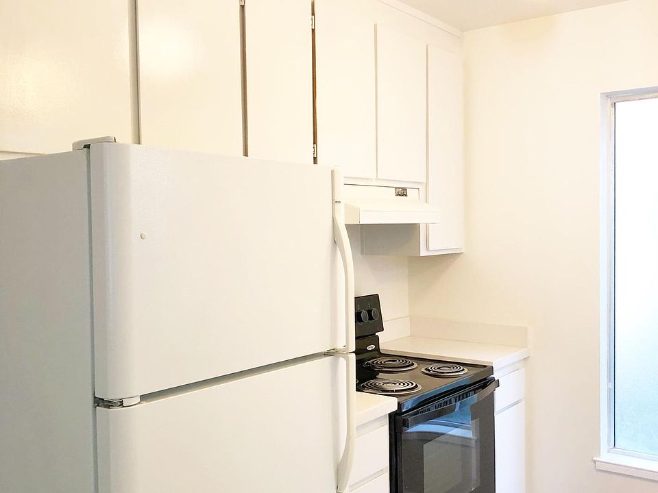 2nd image of 6452 Benvenue Ave
