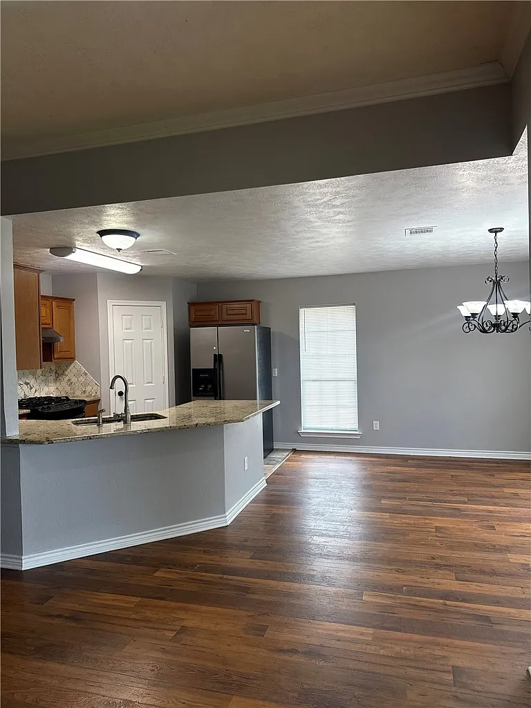4 bed, 1914 sqft, $2,100 — Photo 1