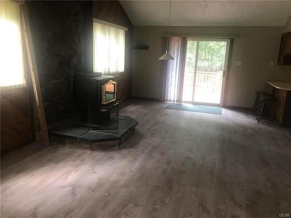 5th image of 37 Basswood Ct