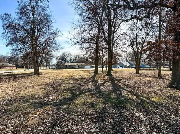 E Garfield St, Columbus, KS 66725