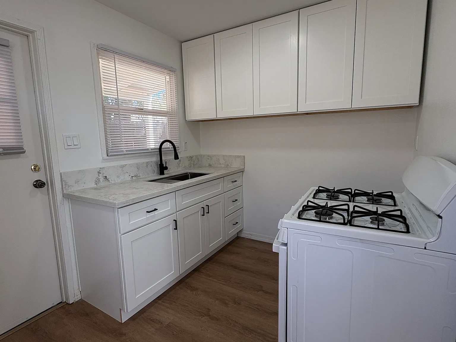 Studio, 400 sqft, $1,900 — Photo 3